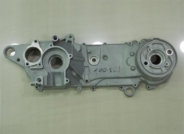103-001 Картер коленвала левый 2 такта 50 см3