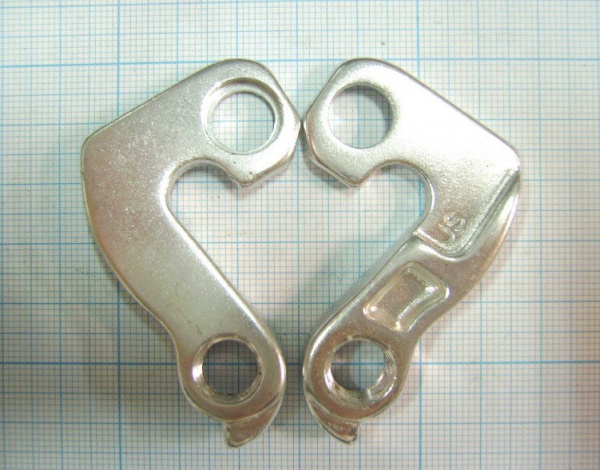 01557 Держатель заднего переключателя (петух) Cube D20